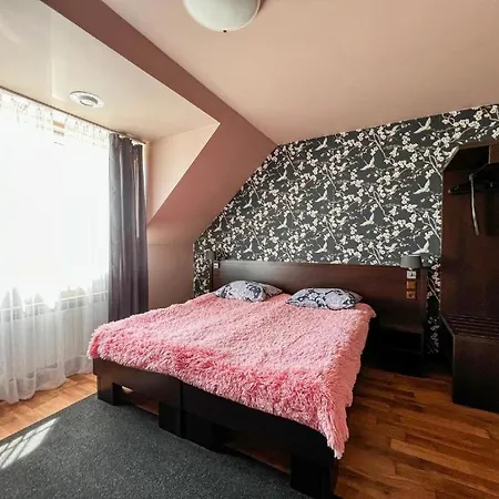 Проживання в сім'ї Pod Lasem *