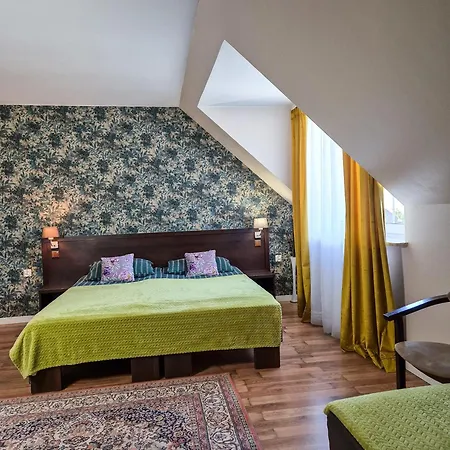 Pod Lasem Проживання в сім'ї